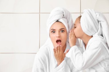 Küçük kız beyaz arka plan karşı anne sırrını anlatıyor