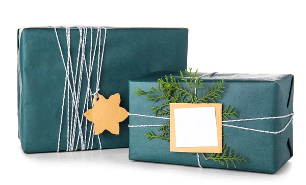 Belas caixas de presente de Natal no fundo branco — Fotografia de Stock