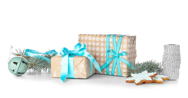 Krásné vánoční dárkové krabice na bílém pozadí — Stock fotografie