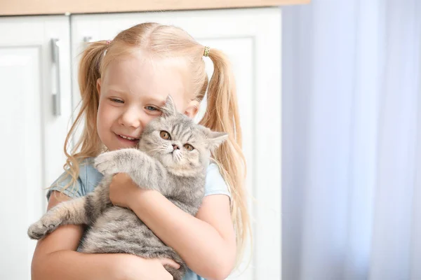 Μικρό κορίτσι με χαριτωμένο γάτα στο σπίτι — Φωτογραφία Αρχείου