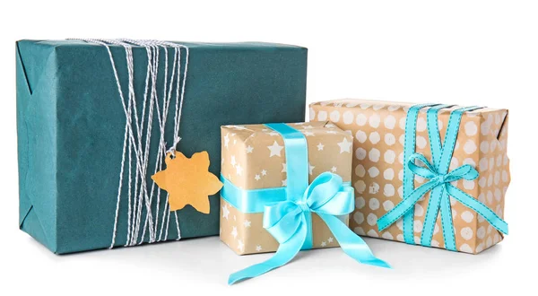 Hermosas cajas de regalo sobre fondo blanco — Foto de Stock