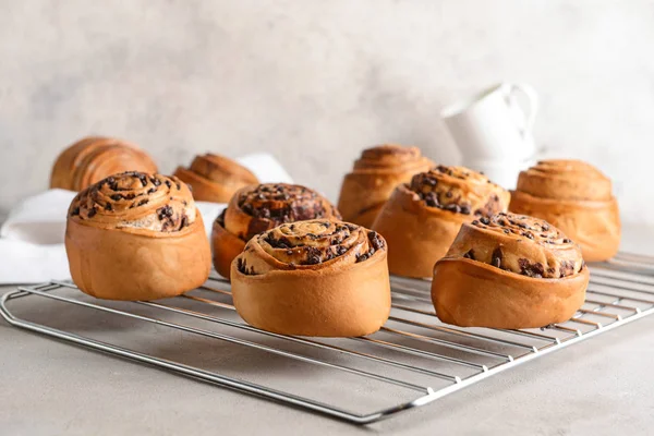 Tasty buns on cooling rack — Stock Photo, Image