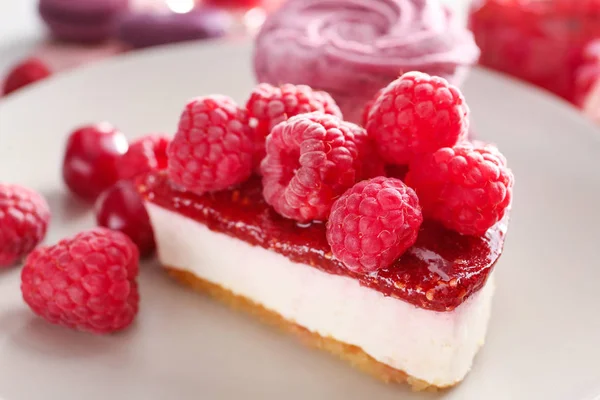 Tasty raspberry cheesecake on plate, closeup — Stock Photo, Image
