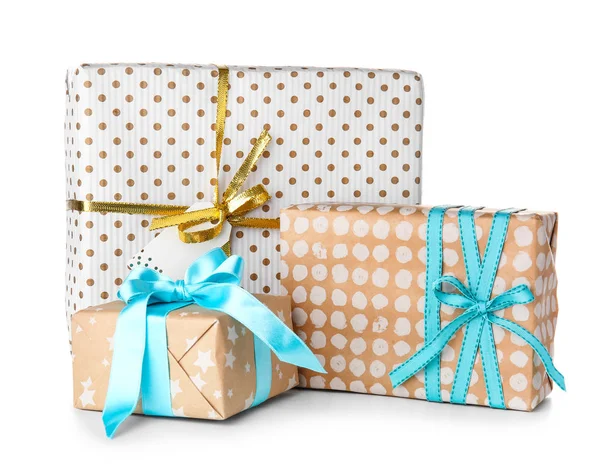 Hermosas cajas de regalo sobre fondo blanco — Foto de Stock