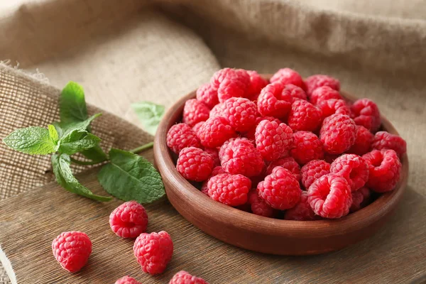 Plate with fresh raspberries on table — Stock Photo, Image