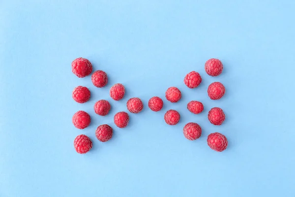 Composition with sweet ripe raspberry on color background — Stock Photo, Image