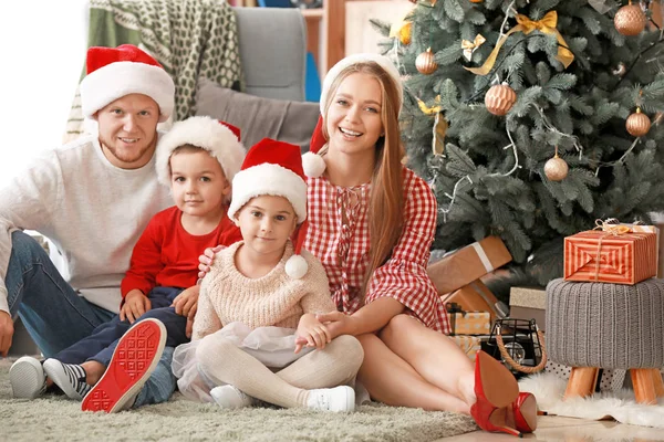Familia feliz en casa en Nochebuena — Foto de Stock