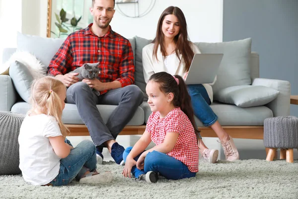 Família feliz descansando em casa — Fotografia de Stock