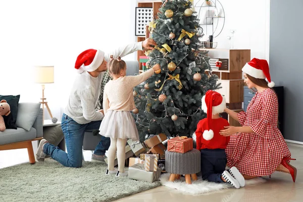 Szczęśliwa rodzina dekorowanie choinki w domu — Zdjęcie stockowe