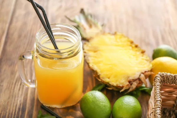 Mason jar van verse ananas SAP op houten tafel — Stockfoto