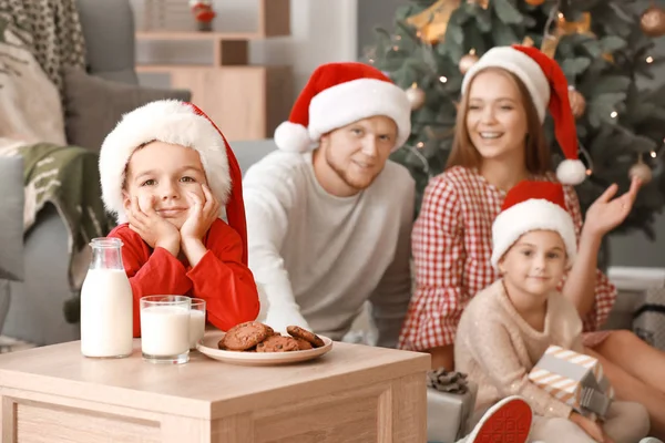 Liten pojke med sin familj hemma på julafton — Stockfoto