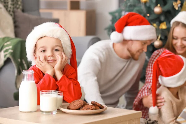 Little boy with his family at home on Christmas eve — Stock Photo, Image