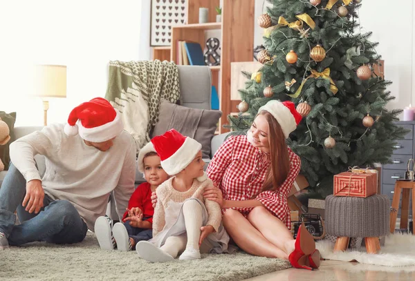 Lycklig familj hemma på julafton — Stockfoto