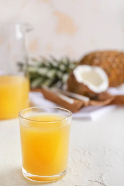 Glass of fresh pineapple juice on light table — Stock Photo, Image