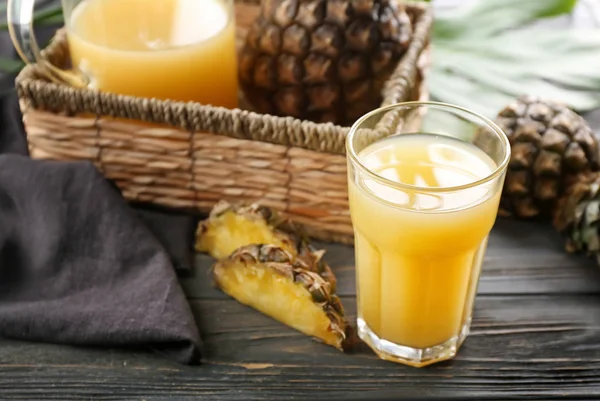 Glas verse ananas SAP op houten tafel — Stockfoto