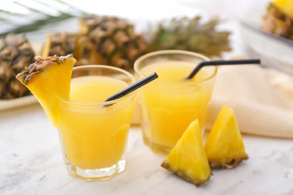 Glasses of fresh pineapple juice on table — Stock Photo, Image