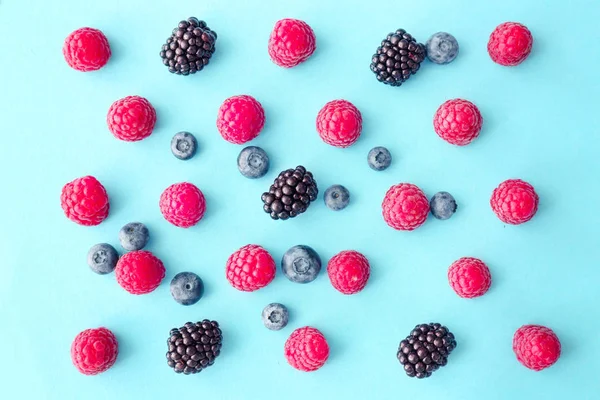 Fructe coapte dulci pe fundal de culoare — Fotografie, imagine de stoc