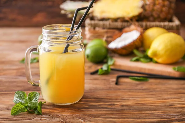 Масонская банка свежего ананасового сока на деревянном столе — стоковое фото