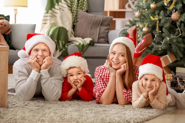 Lycklig familj hemma på julafton — Stockfoto