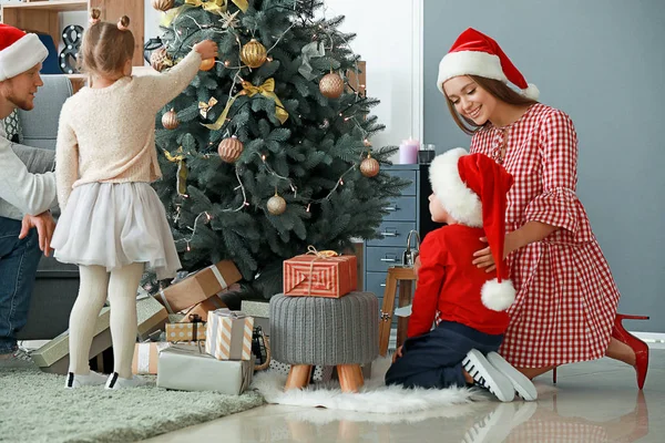 Família feliz em casa na véspera de Natal — Fotografia de Stock