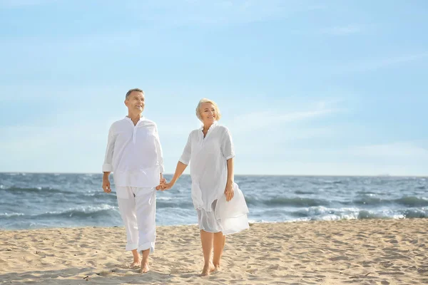 Glückliches reifes Paar im Seebad — Stockfoto