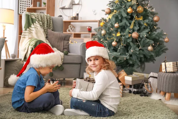 Crianças felizes com presentes de Natal em casa — Fotografia de Stock