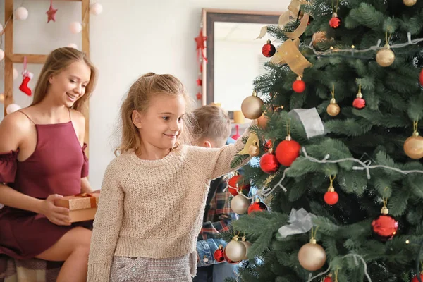 クリスマスイブに家で彼女の家族と小さな女の子 — ストック写真