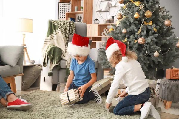 Crianças felizes com presentes em casa na véspera de Natal — Fotografia de Stock