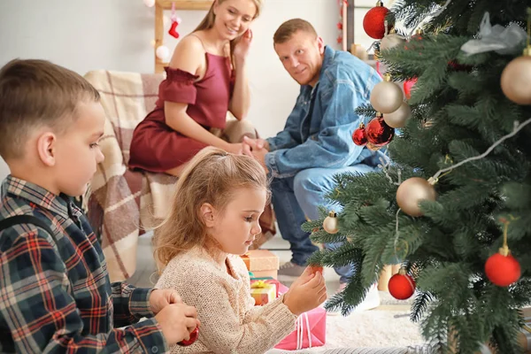 Gelukkige kinderen versieren kerstboom thuis — Stockfoto