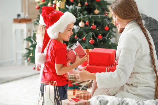 Glückliche Kinder begrüßen ihre Eltern an Heiligabend — Stockfoto