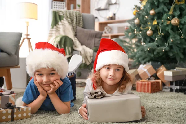 Lyckliga barn med julklappar hemma — Stockfoto