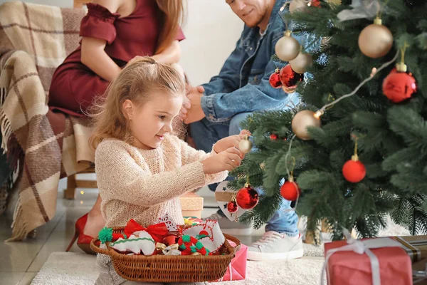 Feliz niña decorando el árbol de Navidad en casa — Foto de Stock