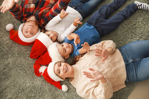 Boldog család otthon karácsony estéjén — Stock Fotó