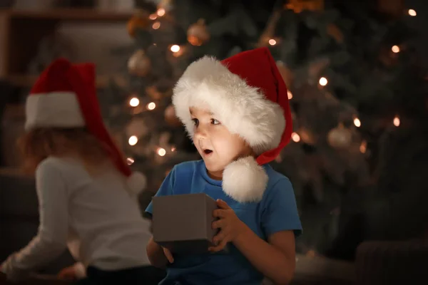 Happy Children öppnar julklappar på kvällen — Stockfoto
