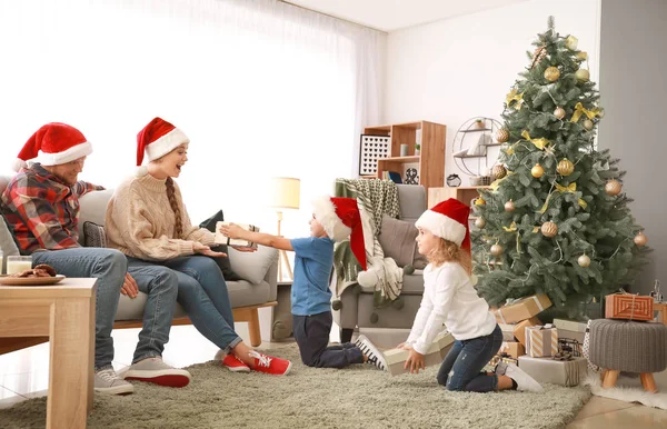 Crianças cumprimentando seus pais na véspera de Natal — Fotografia de Stock