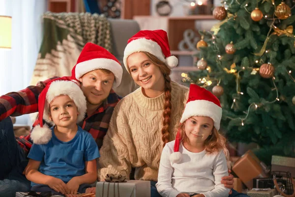 Familia feliz con regalos de Navidad en casa — Foto de Stock