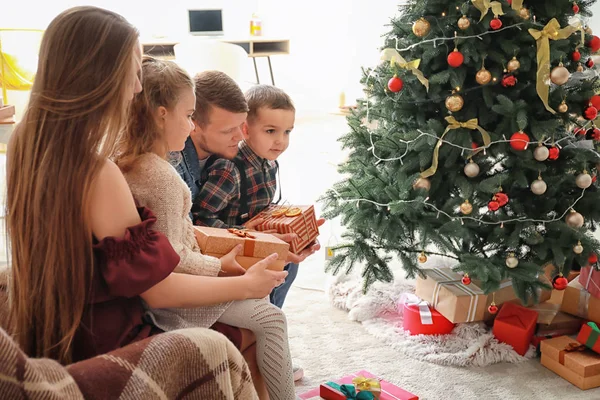 Familia feliz con regalos en casa en la víspera de Navidad — Foto de Stock