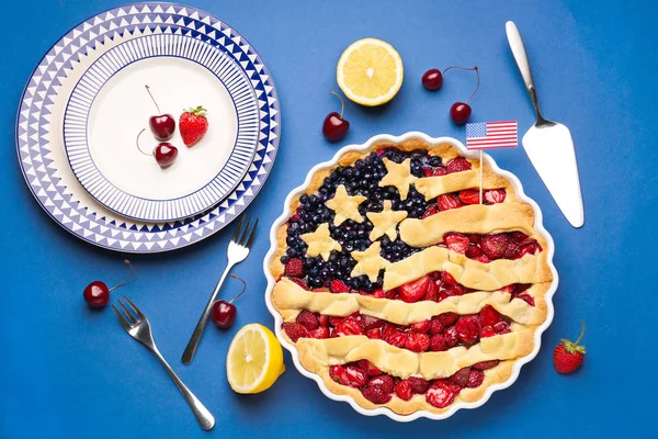 Composition with tasty American flag pie on color background — Stock Photo, Image