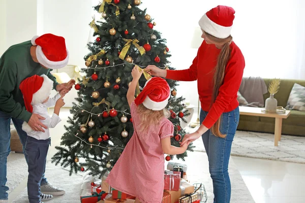 Feliz árbol de Navidad de la decoración de la familia en casa — Foto de Stock