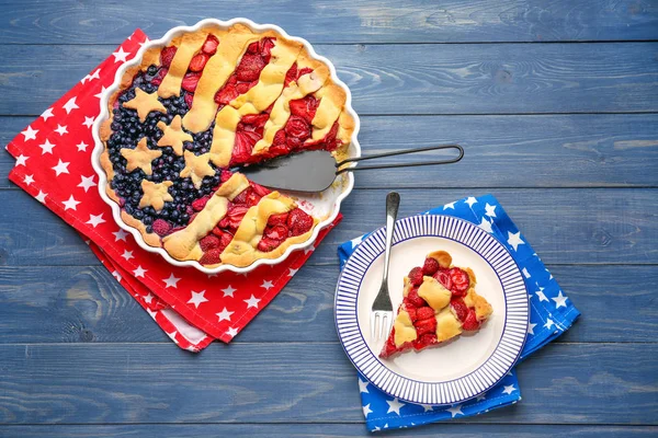 Composizione con gustosa torta bandiera americana su sfondo di legno — Foto Stock