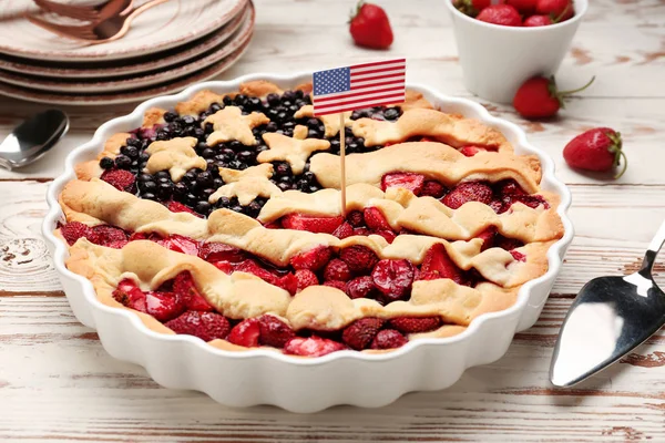 Tasty American flag pie on wooden background — Stock Photo, Image