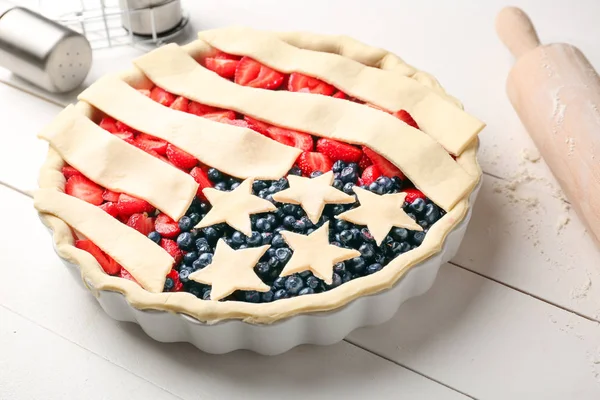 Surowy Amerykanin flaga ciasto na tabela — Zdjęcie stockowe