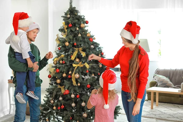 Família feliz decoração árvore de Natal em casa — Fotografia de Stock