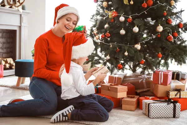 Glückliche Mutter und Sohn mit Geschenken am Weihnachtsbaum — Stockfoto