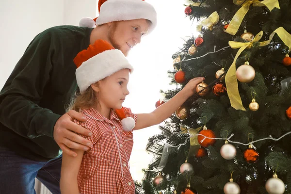 Glücklicher Vater und Tochter schmücken Weihnachtsbaum zu Hause — Stockfoto