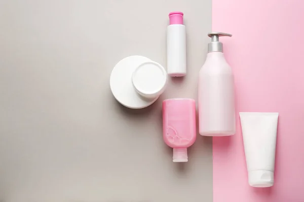 Sada kosmetických výrobků na barevném pozadí — Stock fotografie