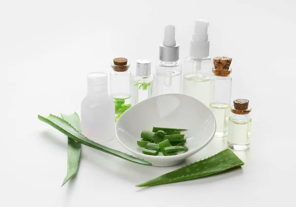 Aloe fresco com óleo essencial sobre fundo branco — Fotografia de Stock