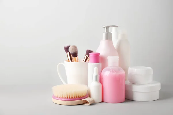 Conjunto de productos cosméticos sobre fondo claro — Foto de Stock