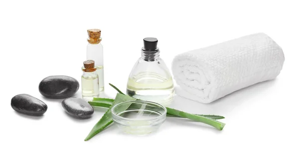 Färska Aloe blad med eterisk olja, Spa stenar och handduk på vit bakgrund — Stockfoto