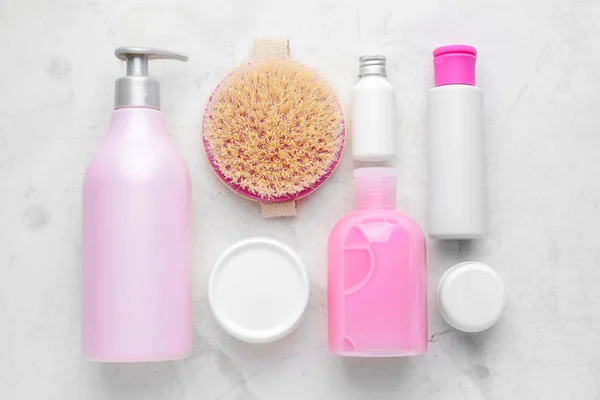 Conjunto de productos cosméticos sobre fondo claro — Foto de Stock